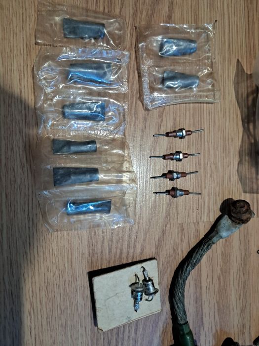 Діоди,СВЧ-діоди, стабілітрони, тиристори різні (кремнієві, селенові..)