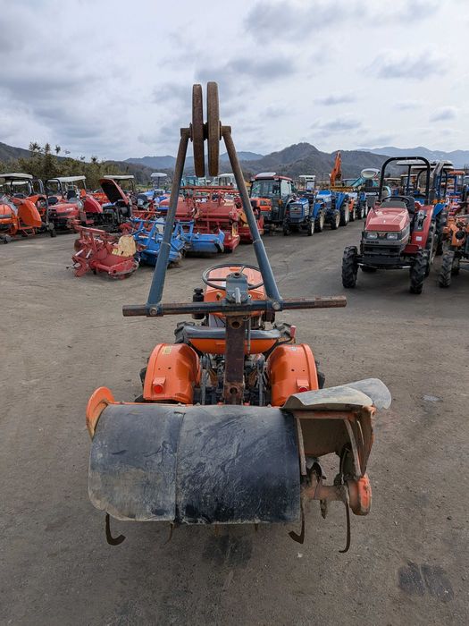 Kubota B6000D 13 KM 4x4 – kompaktowy japoński traktorek