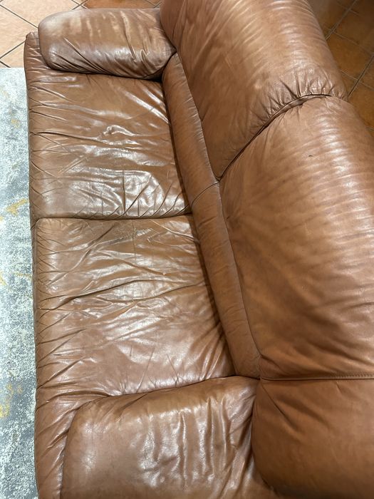 2 sofas em pele