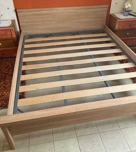 Cama de casal em madeira