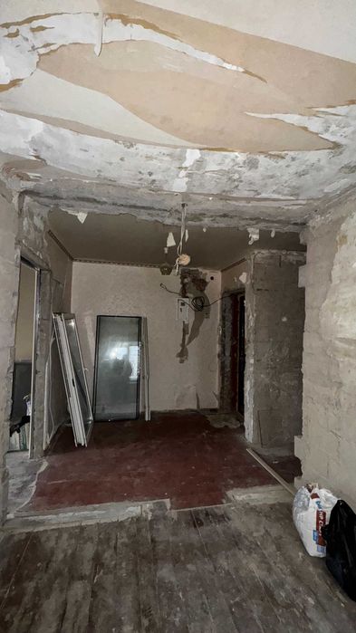 Продаю 3 к.кв в центре Чугуева (под Ваш уникальный ремонт)