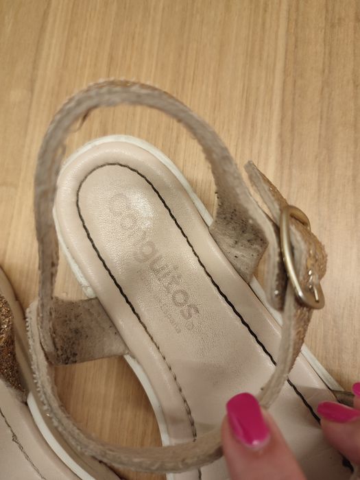 Sandálias douradas conguitos, tam 34