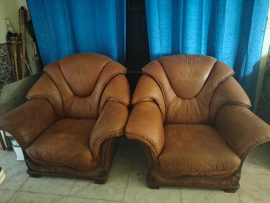 Vendo Conjunto de sofás em couro genuíno