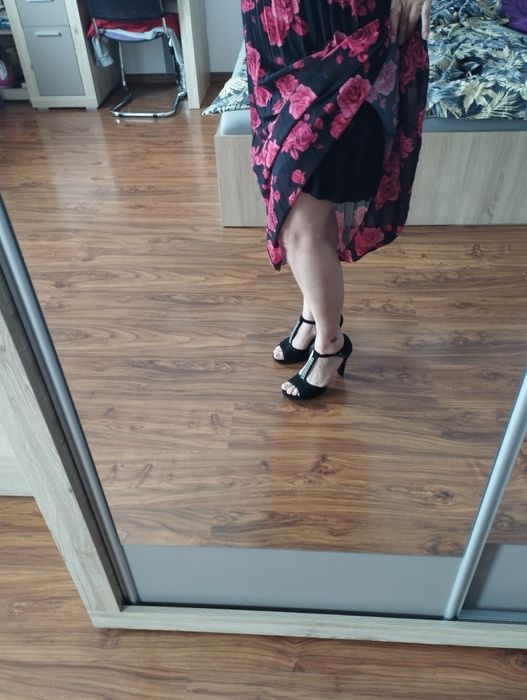 Sukienka czarna w czerwone róże długa