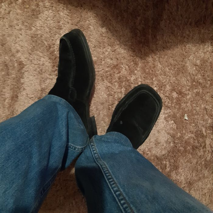 Sapatos em camurça côr preta sola nova 42