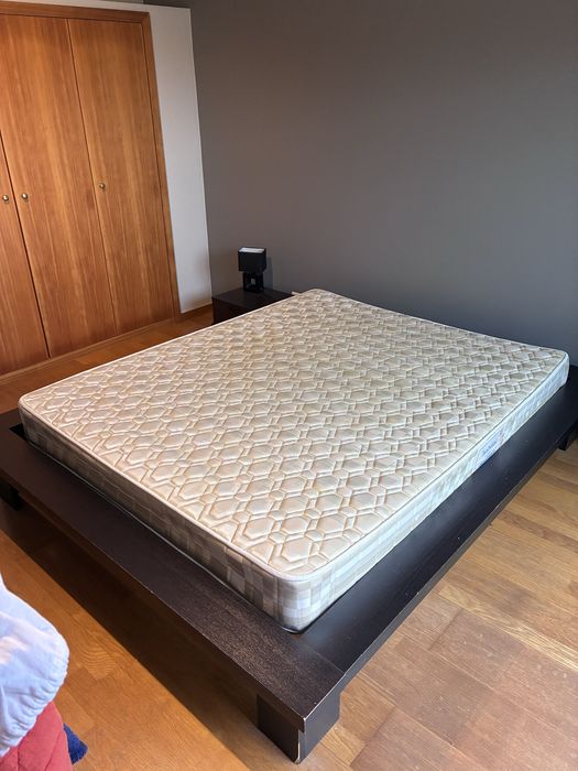 Cama de casal com colchao em madeira preta