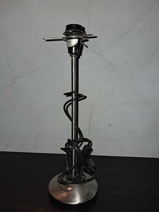 Candeeiro de mesa em metal 5€