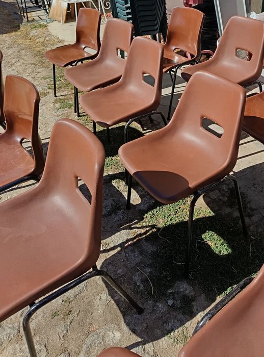 Cadeiras com pés metálicas empilháveis