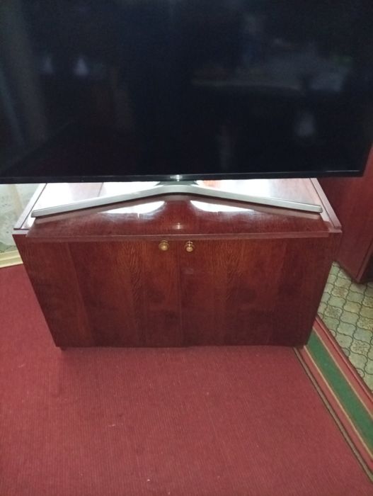 Тумбочка під телевізор