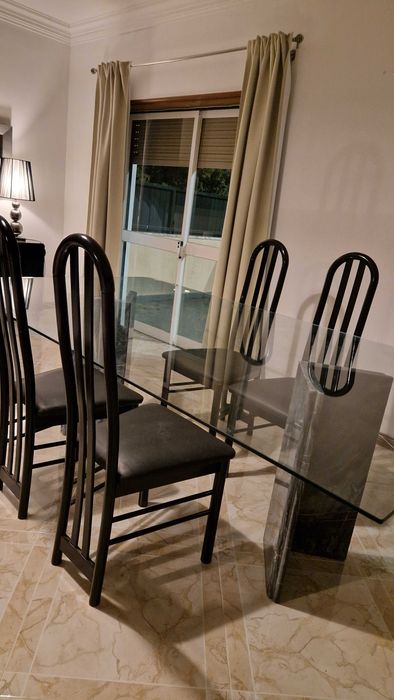 Mesa de vidro e cadeiras