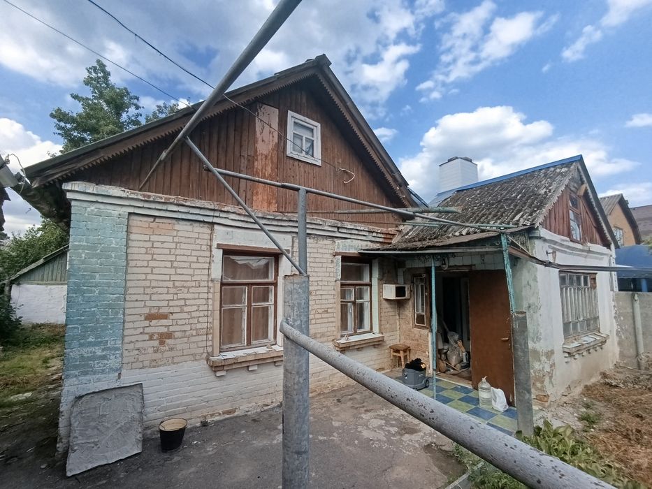 Продам будинок та частину будинку