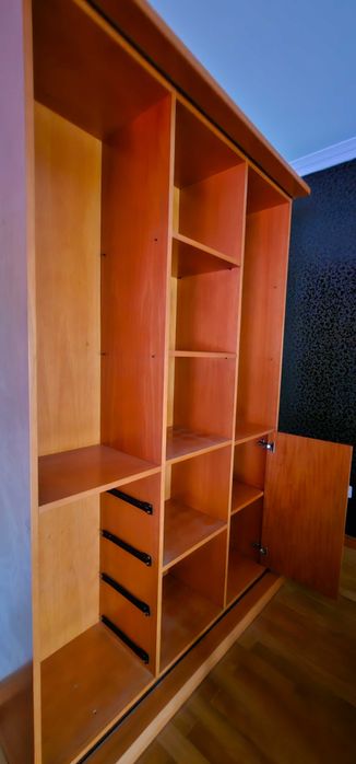 Cristaleira cerejeira maciça moderna