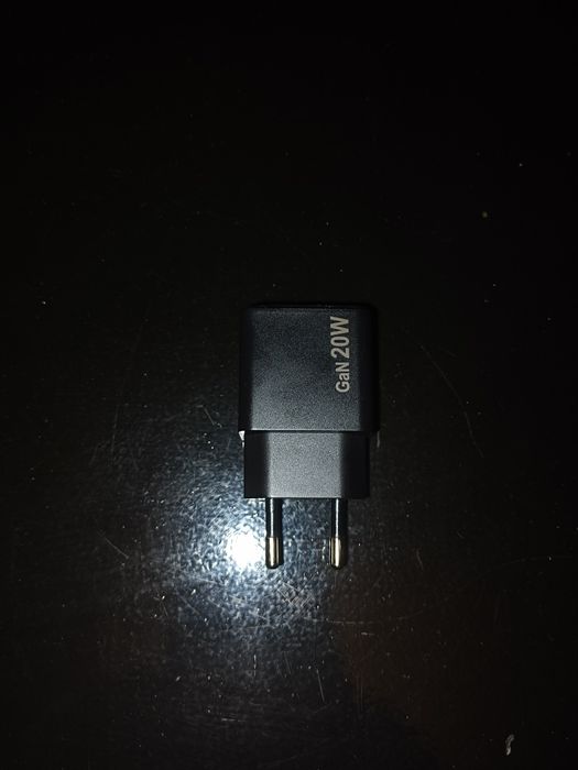 ladowarka z kablem 20Wat nowa