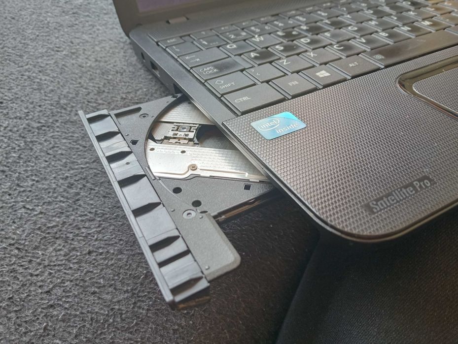 Computador Portátil TOSHIBA Satellite Pro C850-1H0