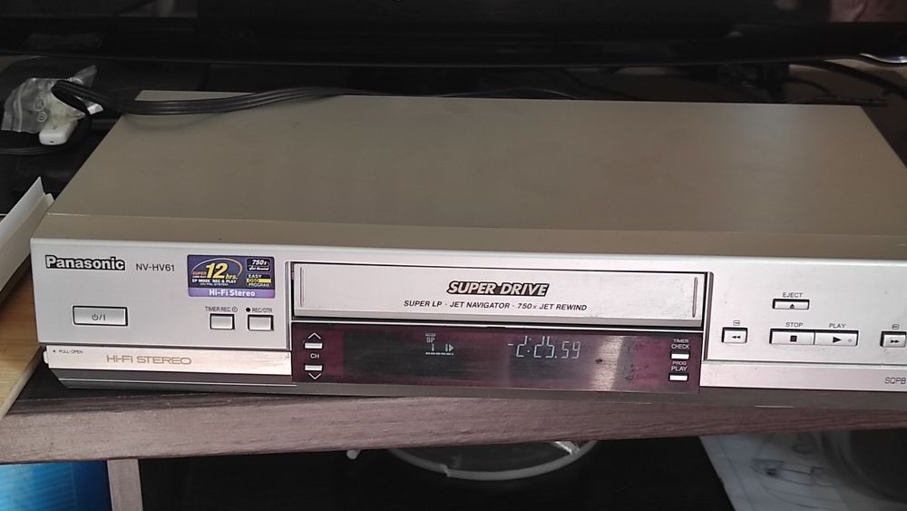 Видеомагнитофон кассетный Panasonic  NV-HV61ee