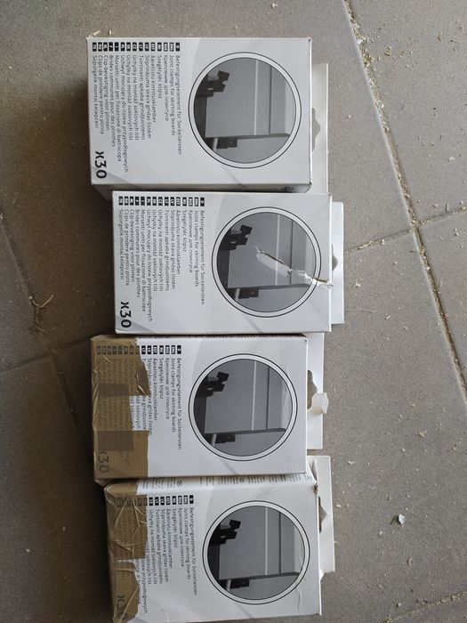 Klipsy / Uchwyt mocujący do listew przypodłogowych