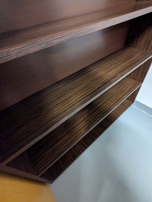 Regał wenge skośny z półkami na książki, zabawki dla dzieci