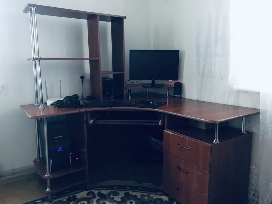 стіл комп'ютерний