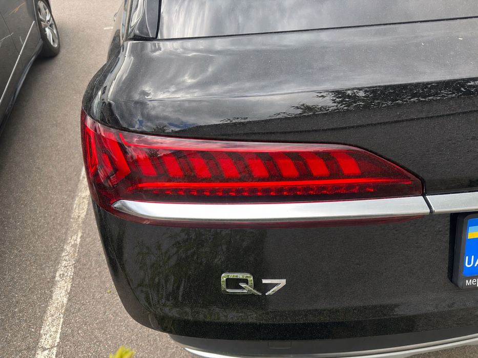 Задній ліхтар AUDI Q7 , ідеальний стан!!
