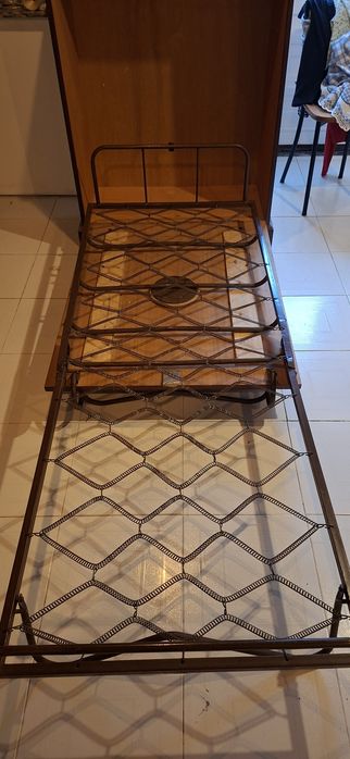 Movel antigo com cama