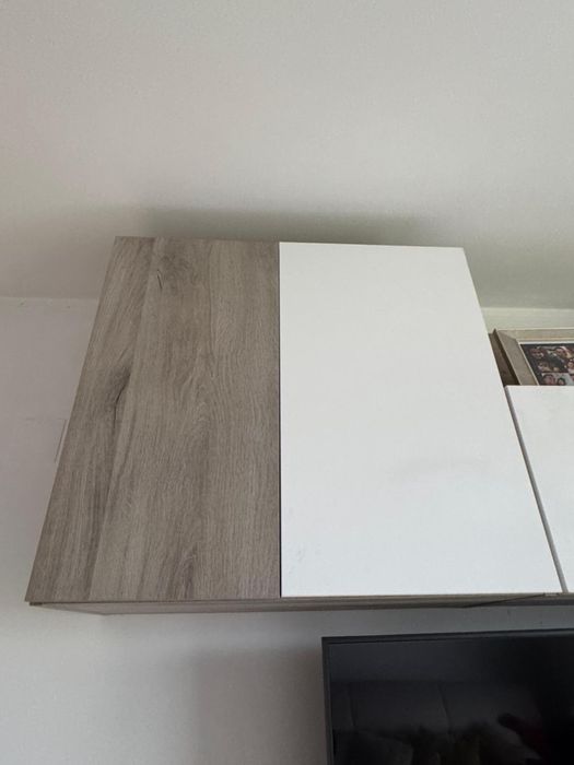 Móvel de sala suspenso em carvalho e branco