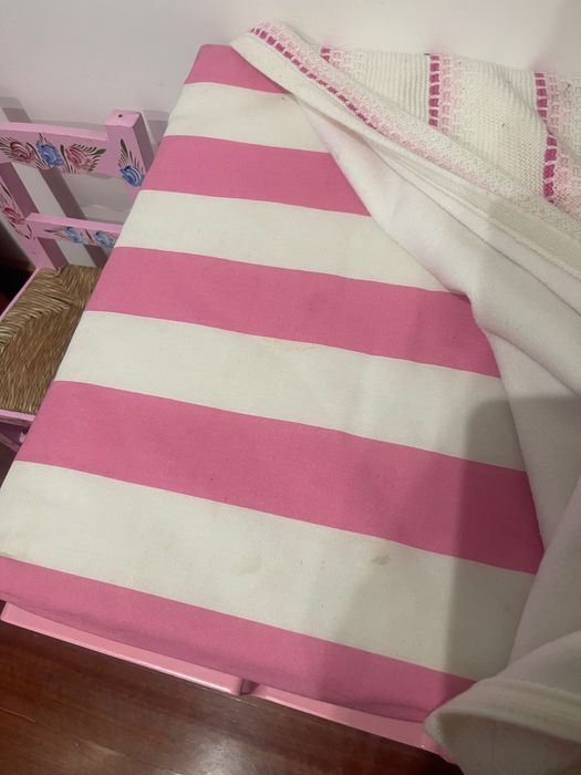 Armário, banco cor rosa