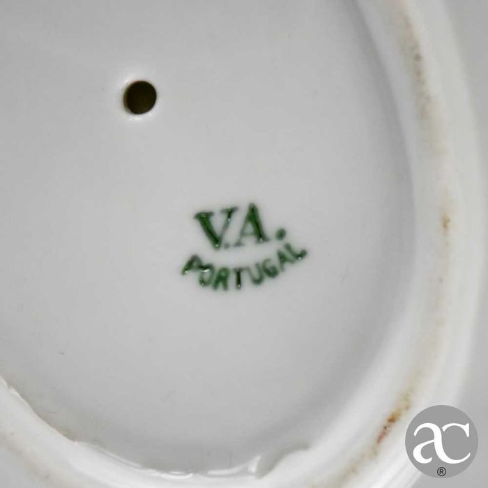 Molheira em porcelana Vista Alegre, com frisos a azul e ouro