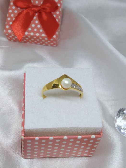 Złoty pierścionek z diamentami i perłą, złoto próby 333, r. 20