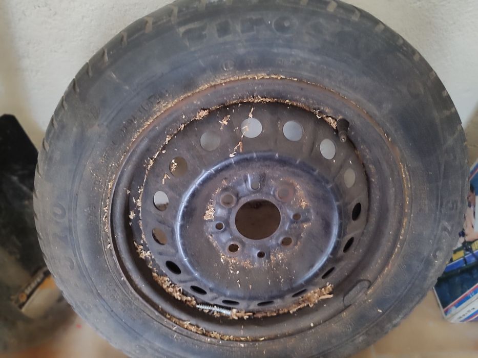 Roda peugeout  ,ou Saxo  com pneu ,tenho uma Fiat uno