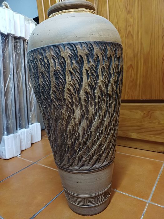Vaso ornamental com 70 cm de altura e 30 cm de largura