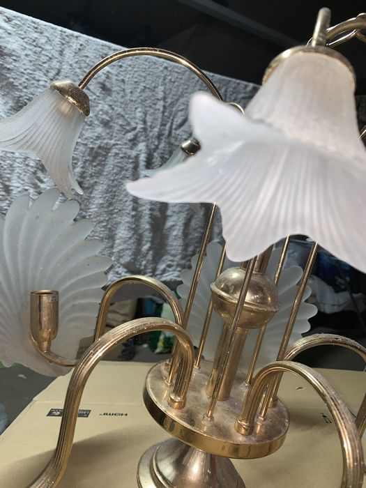 Candeeiro em vidro com caixilho dourada