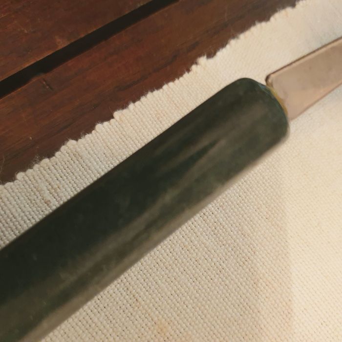 Faca de queijo com cabo verde