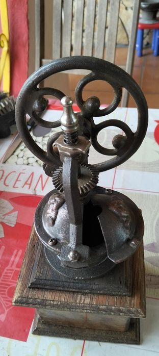 Autêntico Moinho de Café Antigo de Roda Grande (Volante) – Decoração R