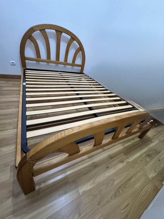 Cama de madeira com estrutura metálica