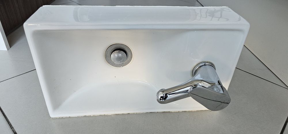 Umywalka nablatowa z baterią