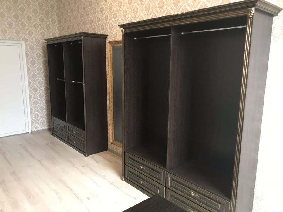 Меблі стелажі шафи для шоуруму ,