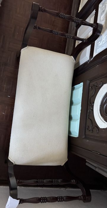2 cadeiras e uma banqueta