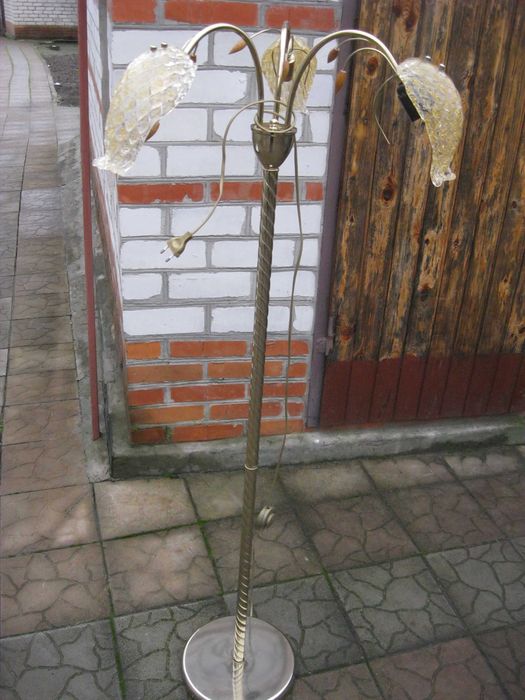 Продам торшер на 3 лампы