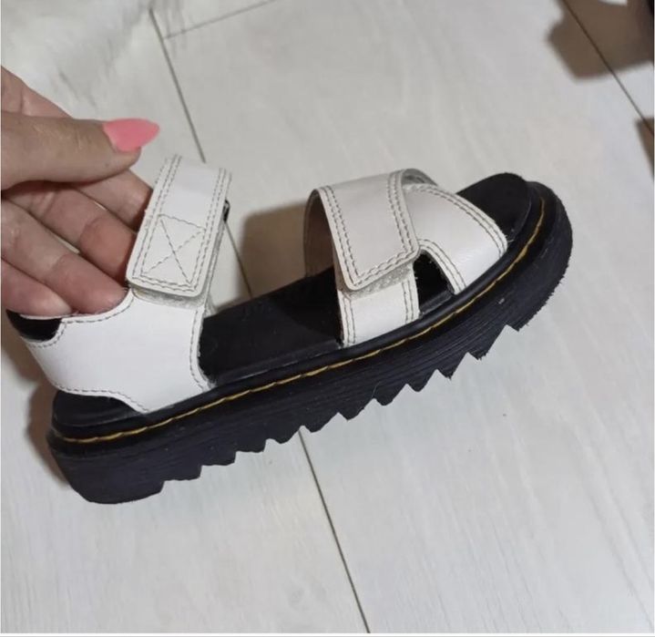 Шкіряні босоніжки Dr. Martens