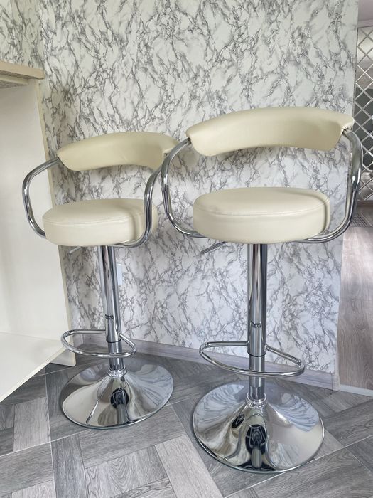 Барні стільці зі стійкою