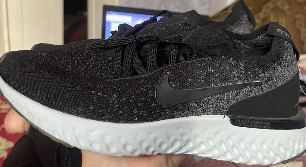 Кросівки жіночі.