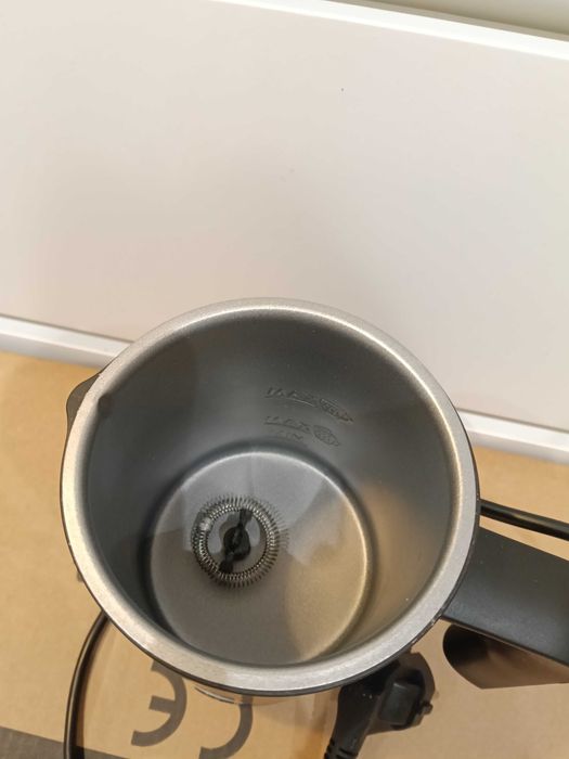 Ekspres Dolce Gusto + spieniacz do mleka Botti + kapsułki Dolce Gusto