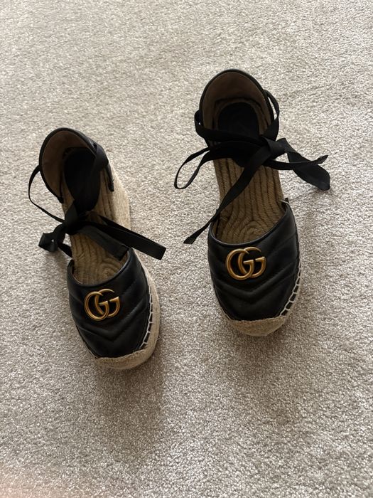 Oryginalne sandały/espadryle na koturnie ekskluzywnej marki Gucci, model GG Marmont Matelassé