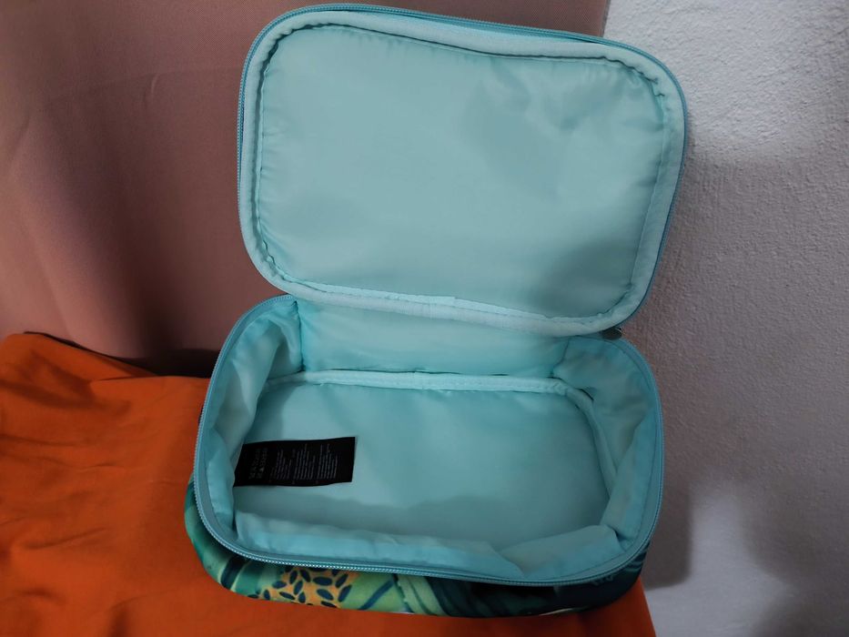 Bolsa de maquiagem acolchoada com duas aberturas com estampa florida