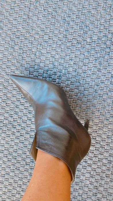 Botim em pele preta tam 36 com meio salto, muito bonito