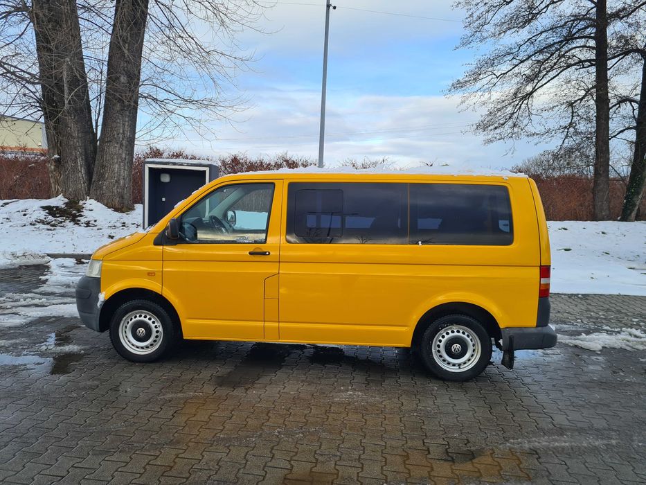 F-VAT 23%*Volkswagen Transporter T5*9 osób *SPRAWNA KLIMA*1 właściciel