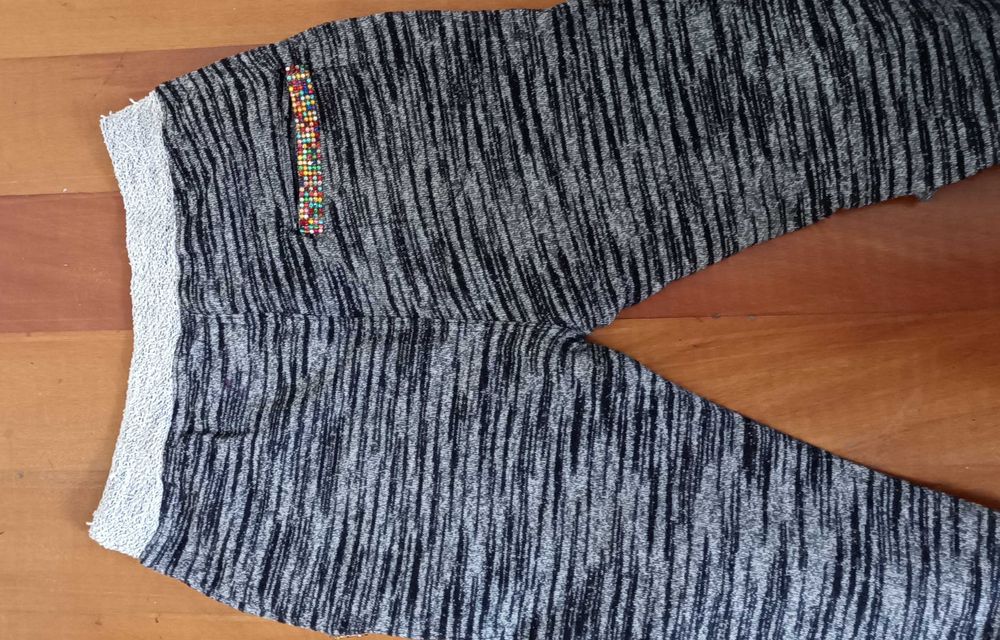 Calças com aplicação de brilhantes nos bolsos