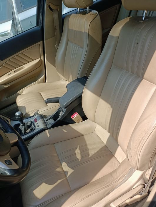 Fotele skóra jasna beżowa Alfa 159 Sedan