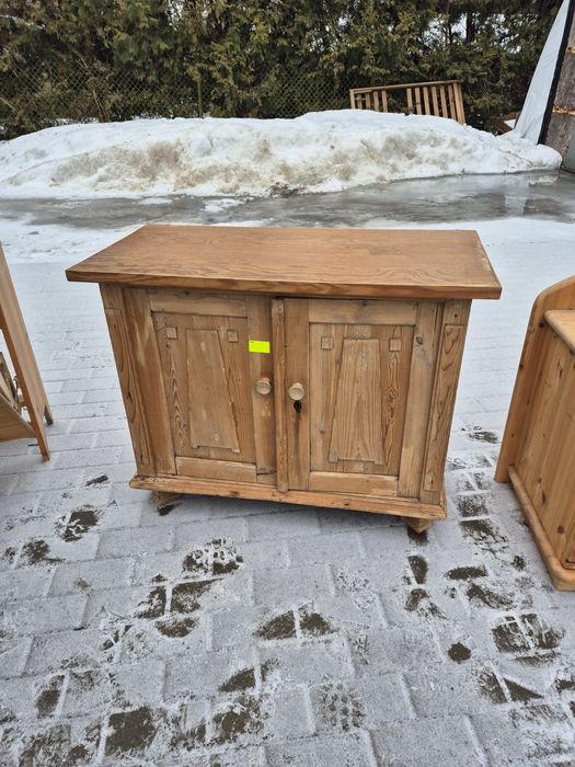 Stara drewniana szafka