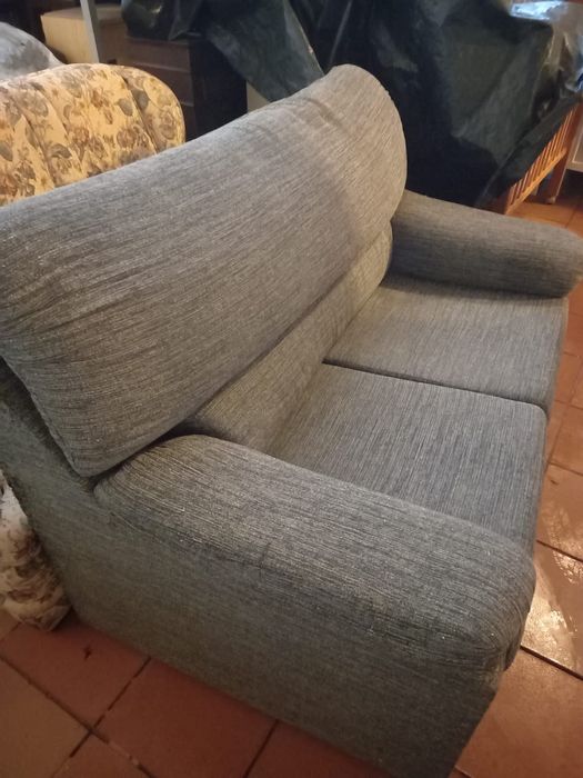 Sofa de dois lugares cinza